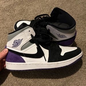 Jordan 1 mid SE purple Suede.